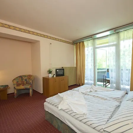 ホテル Familia Balatonboglár