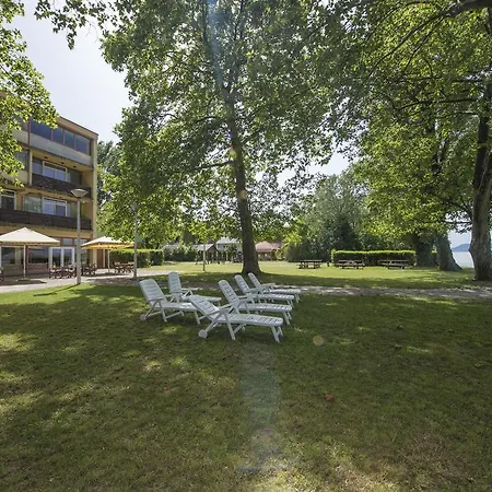 ホテル Familia Balatonboglár